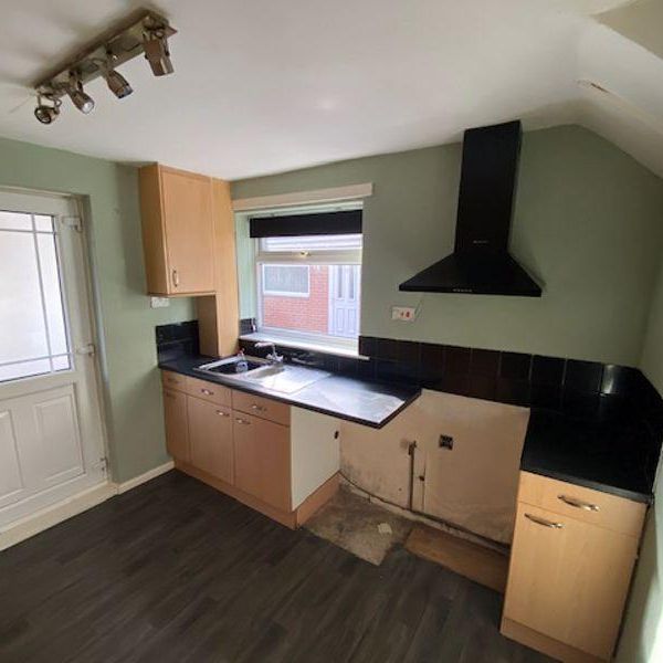3 bedroom semi-detached house to rent - Photo 1