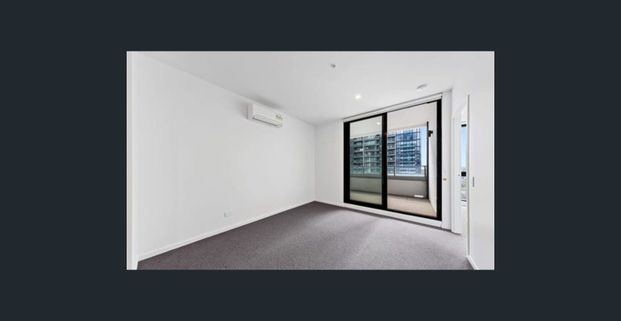 Spacious and central! - Photo 1