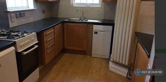 4 bedroom semi-detached house to rent - Photo 2