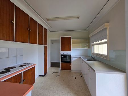 Charming 3-Bedroom Home Close to Town & Sporting Fields - Photo 5