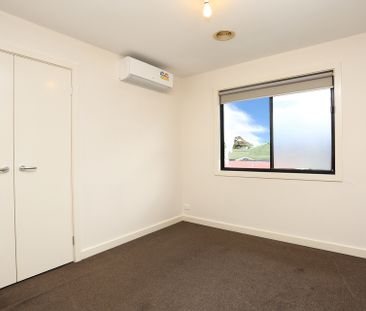 TWO BEDROOM TOWNHOUSE! - Photo 3
