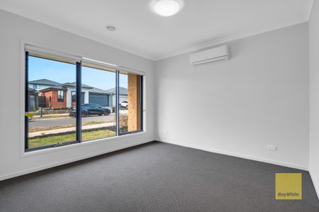 Modern Living with Space and Style - Photo 3