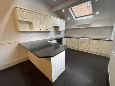 5 bedroom semi-detached house to rent - Photo 2