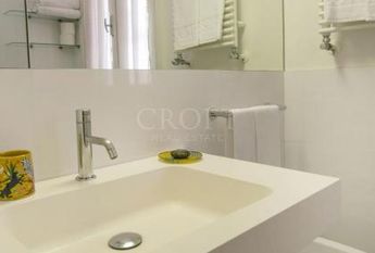 Elegant Apartment in the Heart of Rome: Between Piazza di Spagna and Via del Corso, in residence with dayluy cleaning , A/C wifi , consierge. Rif #1948