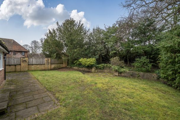 2A Churchfield Avenue, Weybridge - 5 bedrooms Property for lettings - Seymours - Photo 1