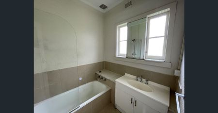 Unrivalled Charm and Convenience: Your Newport Oasis Awaits! - Photo 4