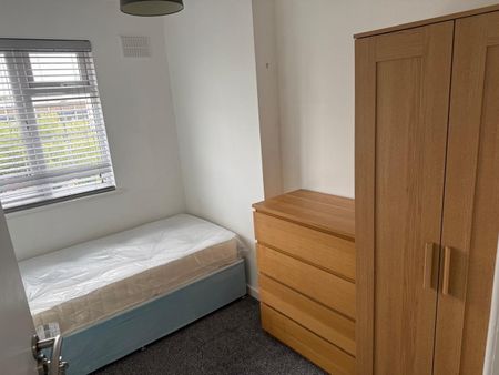 Room in a Shared Flat, Imperial Drive, HA2 - Photo 3