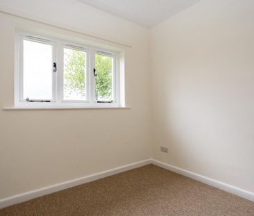 3 bedroom semi-detached bungalow to rent - Photo 4