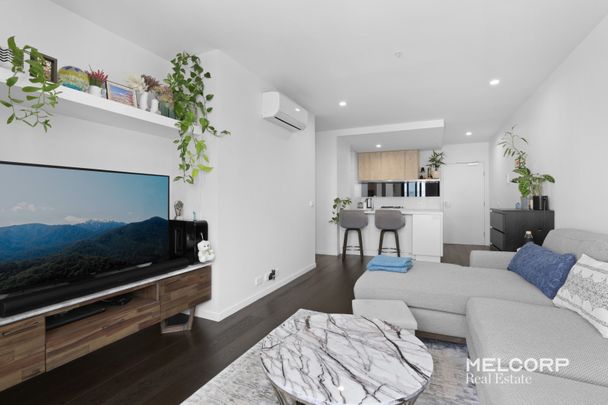 LUXURY LIVING IN A PRIME LOCATION - UNFURNISHED - Photo 1