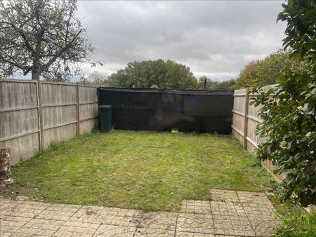 3 bedroom end of terrace house to rent - Photo 2