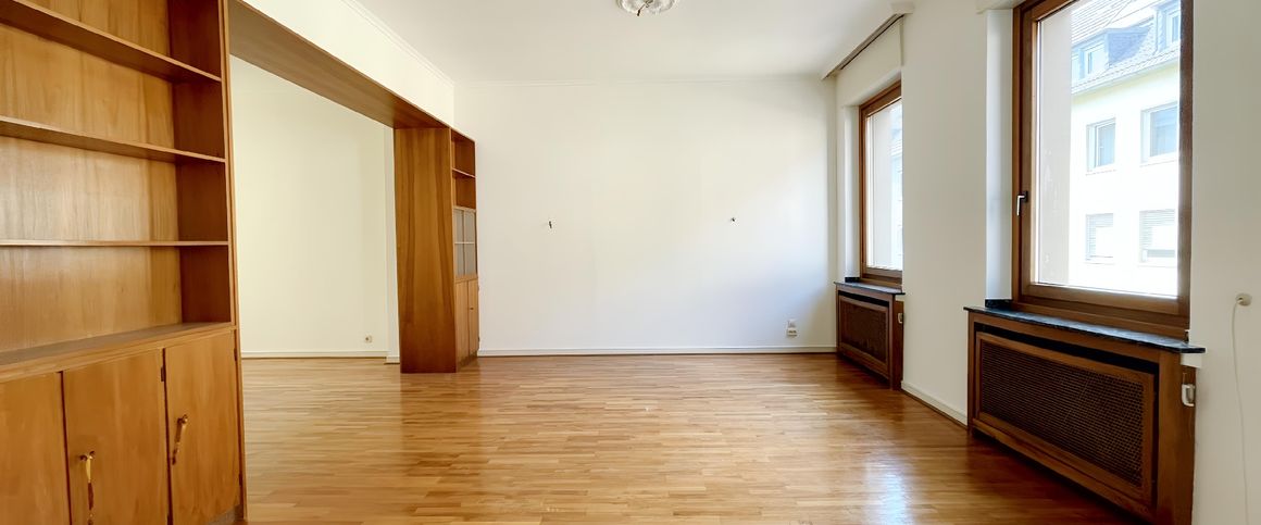 GROßZÜGIGE 2-ZIMMER WOHNUNG IN KREFELDER INNENSTADT ZU MIETEN! - Photo 1