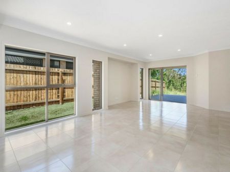 4 Bedroom 2 Living Room House in Ormeau! - Photo 5
