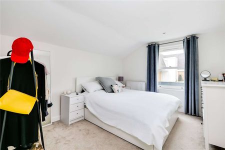 Charming two bedroom split-level flat offering over 800 sq. ft of living space, close to Clapham Junction. - Photo 4