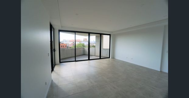 North facing, large balcony, sweeping City Views - Photo 1