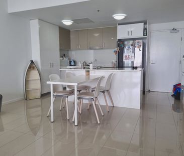 Unfurnished Luxury Living with Broadwater Views - Photo 3