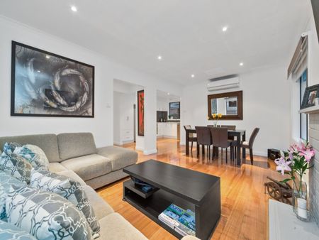 THREE BEDROOM FAMILY HOME - Photo 3