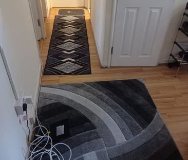 Room in a Shared Flat, London, E14 - Photo 4