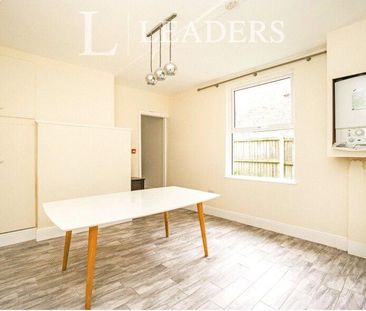 6 bedroom semi-detached house to rent - Photo 2