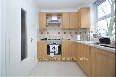 2 Bedroom Flat Foxhill Court Weetwood - Photo 3