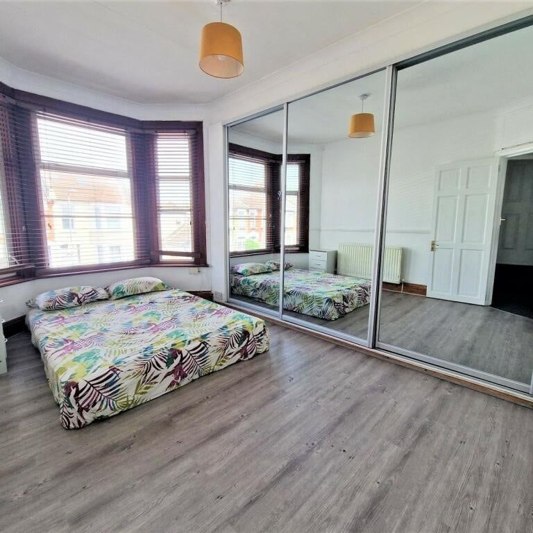 2 Bed End Terrace, Elmstead Road, IG3 - Photo 1