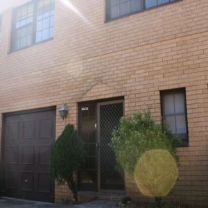 Spacious Three Bedroom Home with Lock Up Garage - Photo 3