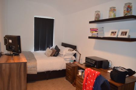 23 Coronation Road - Photo 4