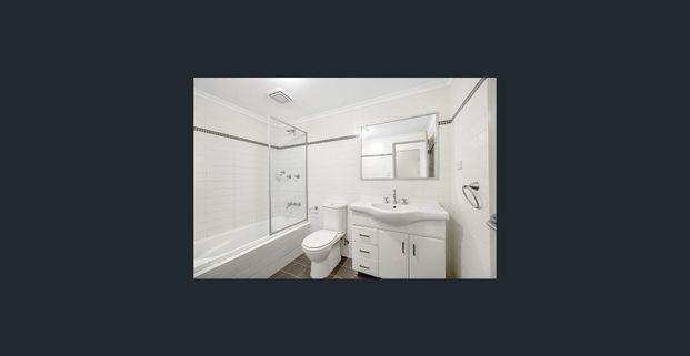 Freshly Painted Spacious 2 Bedroom Ground Floor Apartment With Courtyard - Photo 1