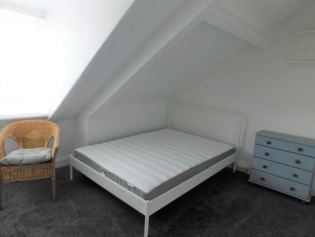 1 bedroom in a flat share to rent - Photo 2