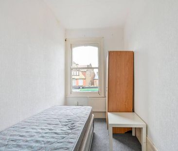 4 bedroom flat to rent - Photo 1