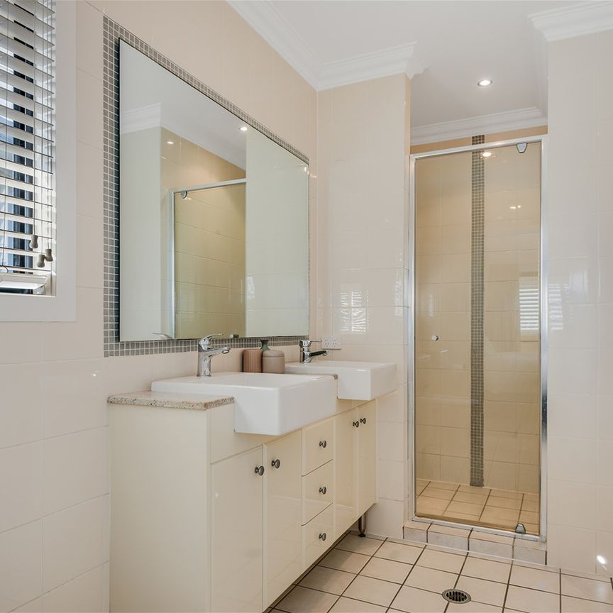 3/32 Kent Street, Hamilton QLD 4007 - Townhouse For Rent | Domain - Photo 1