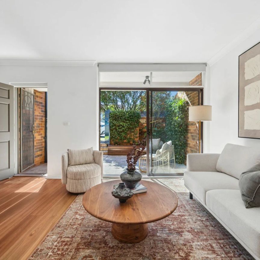 Renovated north facing townhouse in a walk everywhere setting - Photo 1