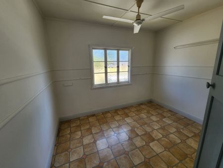 3 BEDROOM HOME CLOSE TO TOWN - Photo 4