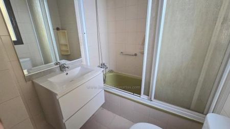 Apartment with beautiful views and a large balcony. Close to supermarket and restaurants. - Photo 4