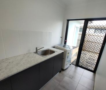 SPACE, STYLE AND PRIVACY – GORGEOUS HOME! - Photo 5