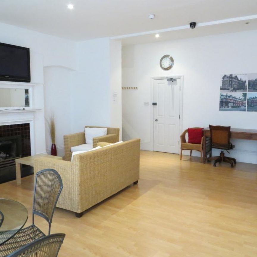 Fulham Palace Road, London - Photo 1