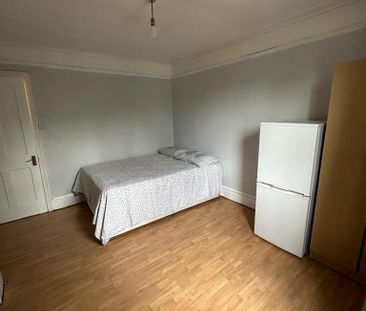 4 bedroom semi-detached house to rent - Photo 4