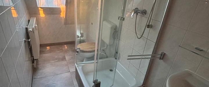 Niedliche Dachgeschosswohnung zu vermieten! - Photo 1