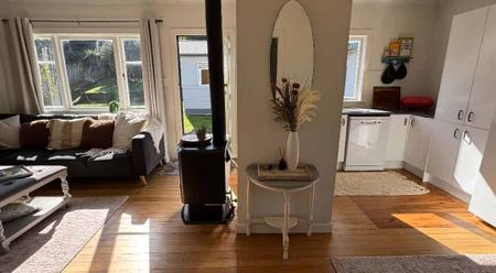 FULLY FURNISHED & SELF CONTAINED Central home - Photo 3