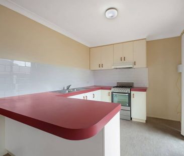 Spacious & Stylish Townhouse Living in Kearneys Spring! - Photo 2