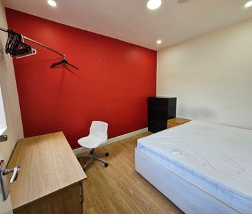 5 Bed Student Accommodation - Photo 3