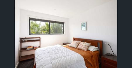 Easy Living Townhouse - Fully Furnished - Photo 2