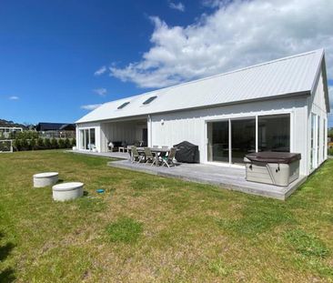 Contemporary family home - Photo 1