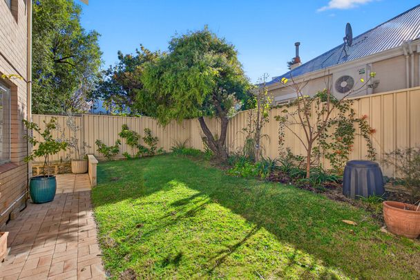 Modern Comfort & Easy-Care Living in a Prime Claremont Location - 6 Month Lease only - Photo 1