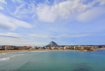 FOR RENT SPACIOUS PENTHOUSE DUPLEX WITH SEA VIEWS
