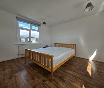 4 Bed Semi-Detached House, Ravenscroft Close, E16 - Photo 2