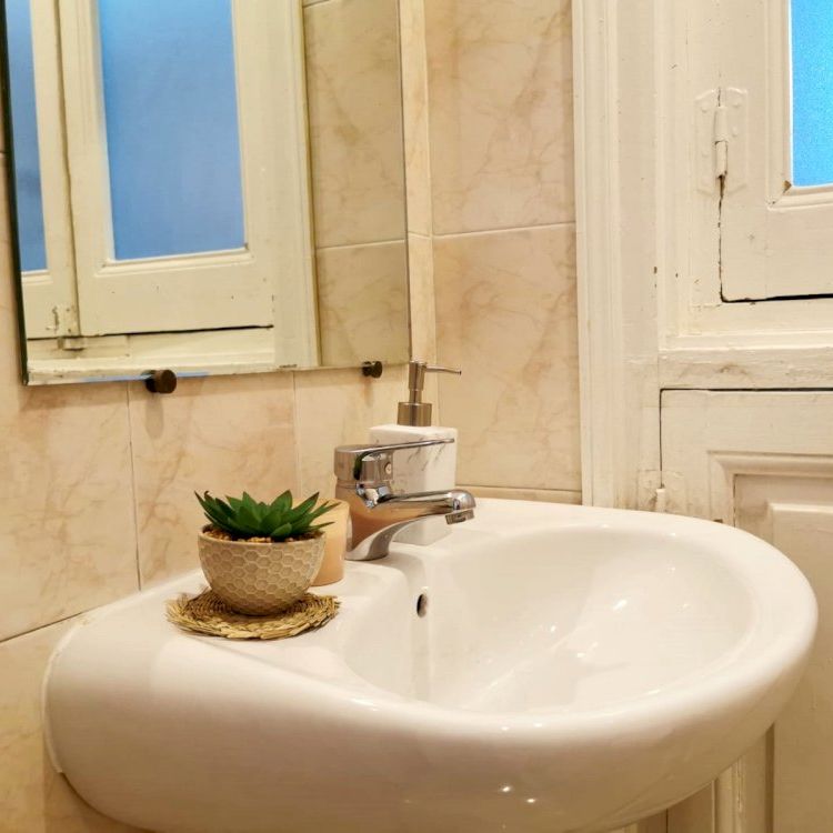 Room for young people in Madrid, Preciados Street - Photo 1