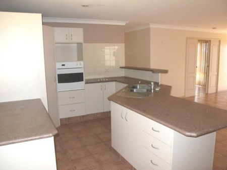 WELL PRESENTED HOME IN CENTRAL LOCATION - Photo 4