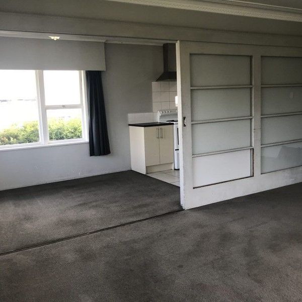 Spacious 6BR Family Home in Mangere - Photo 1