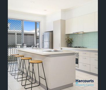 Spacious Three-Bedroom Townhouse with Private Courtyard in Morningside - Photo 4