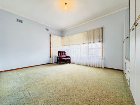 Comfortable Three-Bedroom Home with Optional Part Furnishing - Photo 3